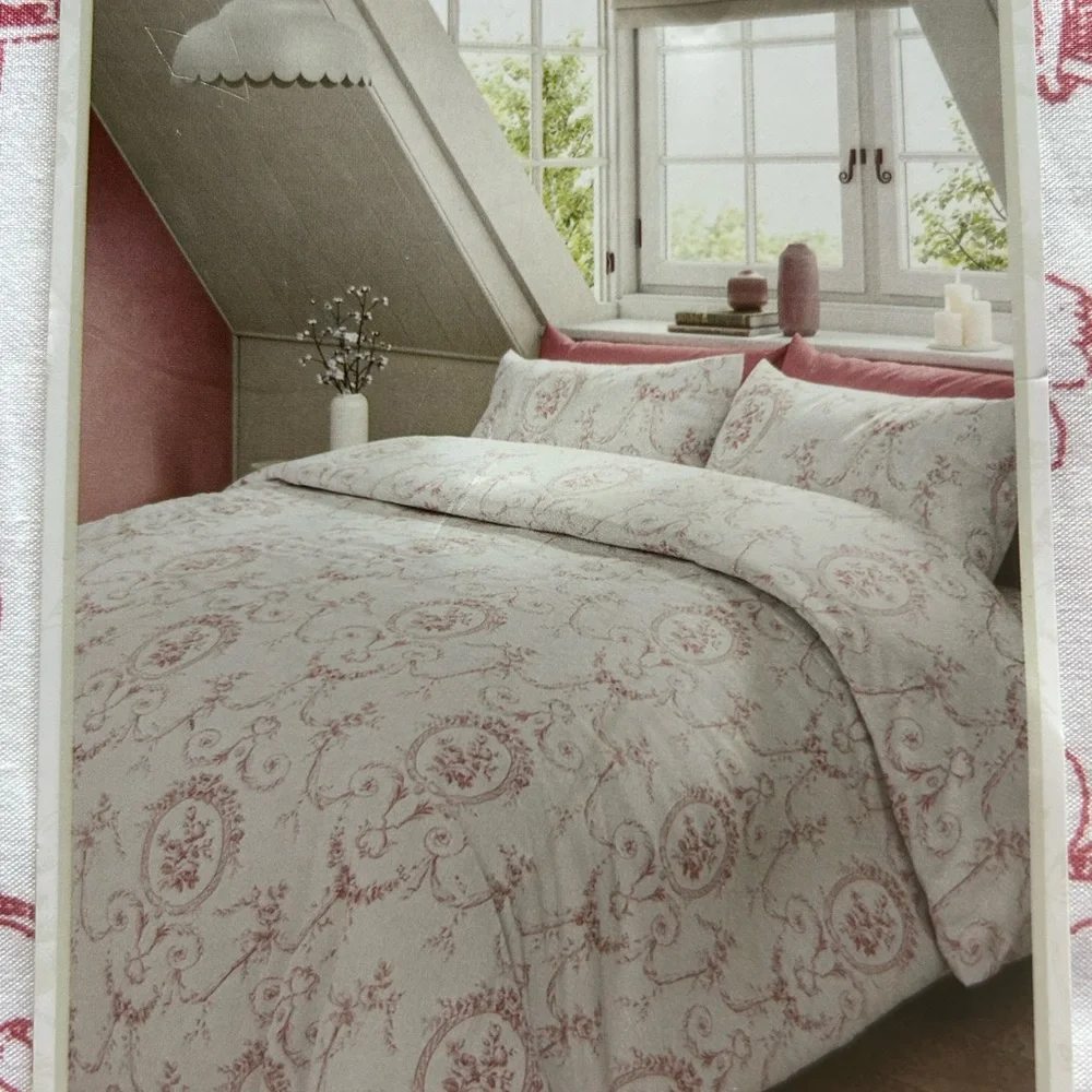 Cabbages & Roses Floral Toile-Berry 3 Piece King Duvet Set. Brand New!